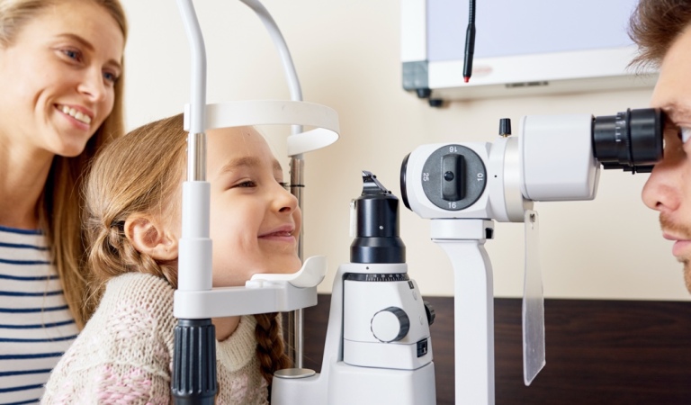 oogcontrole van kinderen in samenwerking met een oogarts