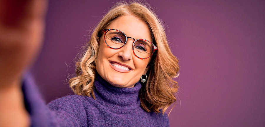 Vrouw met bril op paarse achtergrond